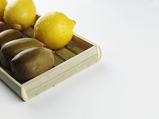 포토 JPG 스튜디오촬영 식물 음식 과일 쟁반 실내 키위 근접촬영 사람없음 농작물 노란색 여러개 물방울 신선 나무상자 레몬 받침대 국내포토 뷰포인트 컬러 다수 농업 내부 상자 파일형식