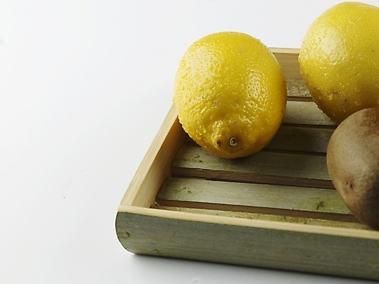 포토 JPG 스튜디오촬영 식물 음식 과일 쟁반 실내 키위 근접촬영 사람없음 농작물 노란색 물방울 신선 세개 나무상자 레몬 받침대 국내포토 뷰포인트 컬러 농업 3 내부 상자 파일형식