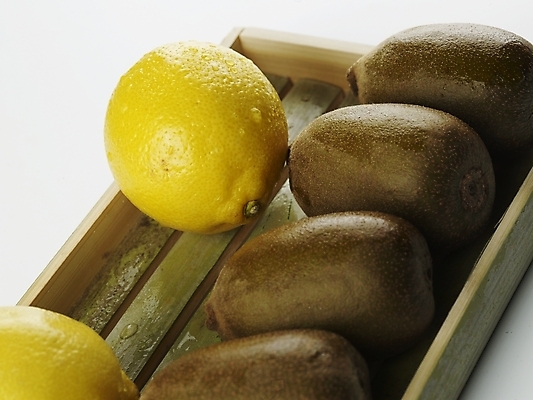 포토 JPG 스튜디오촬영 식물 음식 과일 쟁반 실내 키위 근접촬영 사람없음 농작물 노란색 여러개 신선 나무상자 레몬 받침대 국내포토 뷰포인트 컬러 다수 농업 내부 상자 파일형식