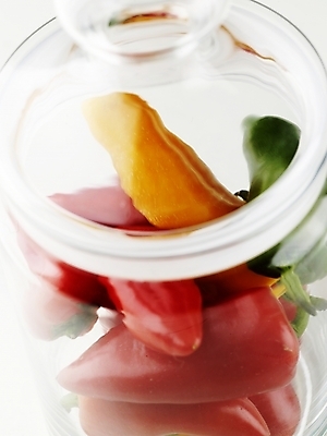 포토 JPG 스튜디오촬영 음식 채소 식재료 유리병 피망 파프리카 실내 근접촬영 사람없음 빨간색 세로 초록색 파란색 농작물 노란색 신선 병 국내포토 식기 뷰포인트 컬러 농업 병_용기 내부 파일형식