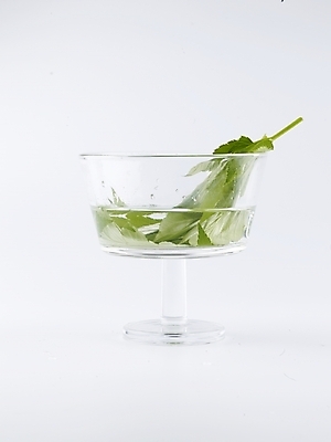 포토 JPG 스튜디오촬영 그릇 음식 채소 식재료 실내 누끼 사람없음 세로 초록색 물 농작물 신선 유리그릇 신선초 국내포토 자연요소 식기 컬러 농업 유리 파일형식