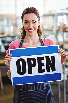 포토 JPG 해외이미지 백인 라이프스타일 여자 행복 커피 음식 비즈니스 노동자 한명 서기 성인 30대 상점 식당 카페 빵집 잡기 업무 오픈 직원 서비스 보여주기 카페테리아 주인 해외202004 해외포토 서양인 직업 1 감정 음료 모션 사람 생활 장년 작업 파일형식