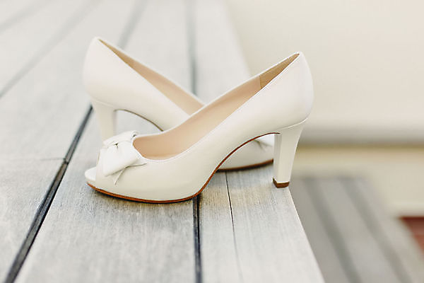 포토 JPG 해외이미지 구두 신발 실내 사람없음 아웃포커스 흰색 하이힐 오브젝트 웨딩슈즈 해외202004 해외포토 컬러 촬영기법 내부 여성화 결혼소품 파일형식