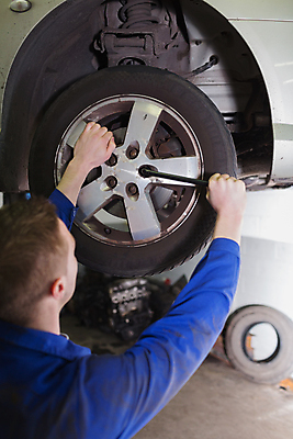 포토 JPG 해외이미지 백인 직업 남자 자동차 노동자 기술 실내 작업복 한명 20대 성인 공구 스패너 잡기 작업 바퀴 작업실 기술자 변화 수리 서비스 타이어 작업도구 정비공 조절 정비소 차고 성인남자한명만 해외202004 해외포토 서양인 1 옷 육상교통 컨셉 모션 사람 청년 내부 도구 남자한명만 성인남자만 파일형식