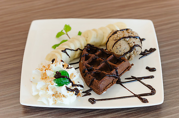 포토 JPG 해외이미지 음식 아이스크림 디저트 바나나 사람없음 컬러풀 갈색 초콜릿 흰색 달콤 크림 토핑 시럽 와플 페스츄리 해외202004 해외포토 빵 컬러 과일 맛 파일형식