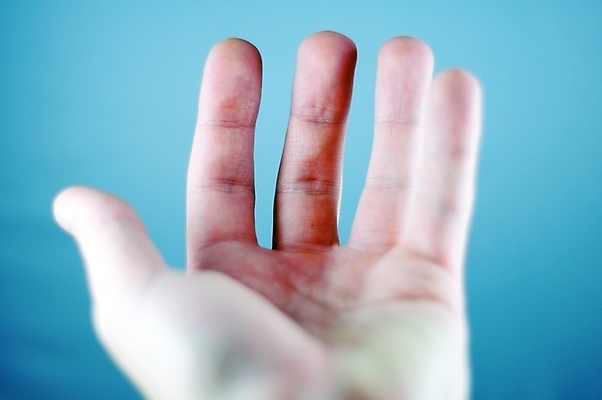 포토 JPG 해외이미지 손 남자 손가락 사람없음 파란색 오픈 질문 해외202004 해외포토 컬러 사람 신체부위 파일형식