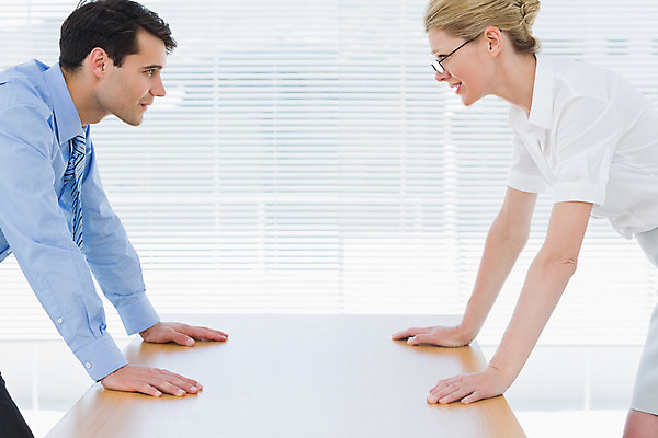 포토 JPG 해외이미지 백인 여자 남자 40대 중년 비즈니스 탁자 직장 함께함 실내 관리 서기 미소 20대 두명 친구 경쟁 비즈니스맨 비즈니스우먼 성인만 해외202004 해외포토 서양인 가구 컨셉 회사 관계 모션 표정 사람 청년 성인 내부 직장인 파일형식