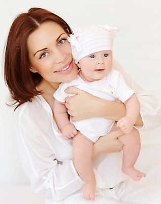 포토 JPG 해외이미지 전신 백인 응시 여자 딸 행복 백그라운드 가족 안기 포옹 모녀 엄마 사랑 사람 앉기 상반신 성인 두명 앞모습 기쁨 육아 아기 잡기 흰배경 돌봄 여자만 해외202004 해외포토 서양인 시선 감정 뷰포인트 관계 모션 흰색 파일형식