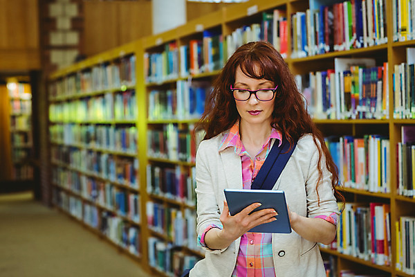 포토 JPG 해외이미지 백인 학생 여자 교육 안경 대학생 생각 학교 책장 실내 한명 서기 성인 책 30대 태블릿 터치 도서관 대학교 터치스크린 고등교육 해외202004 해외포토 서양인 1 잡화 가구 모션 사람 내부 장년 전자제품 스마트기기 파일형식