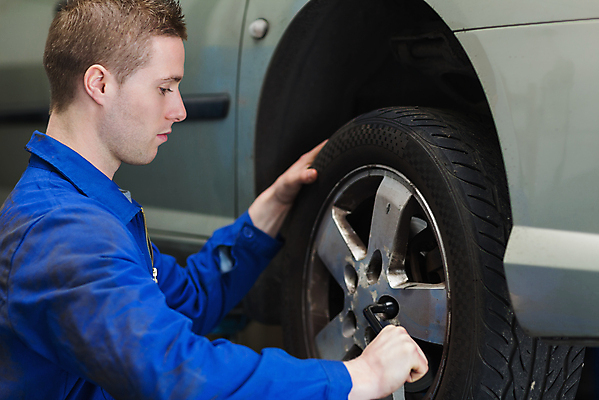 포토 JPG 해외이미지 백인 직업 남자 자동차 노동자 기술 작업복 한명 20대 성인 공구 잡기 작업 바퀴 기술자 수리 집중 서비스 타이어 작업도구 정비공 조절 정비소 성인남자한명만 해외202004 해외포토 서양인 1 옷 육상교통 컨셉 모션 사람 청년 도구 남자한명만 성인남자만 파일형식