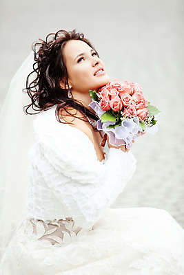 포토 JPG 해외이미지 헤어스타일 응시 드레스 공원 여자 행복 꽃다발 포즈 결혼 결혼식 휴가 한명 웃음 사람 야외 유행 회색 가운 우아함 베일 해외202004 해외포토 1 시선 옷 공공시설 꽃 감정 컬러 컨셉 표정 이벤트 파일형식