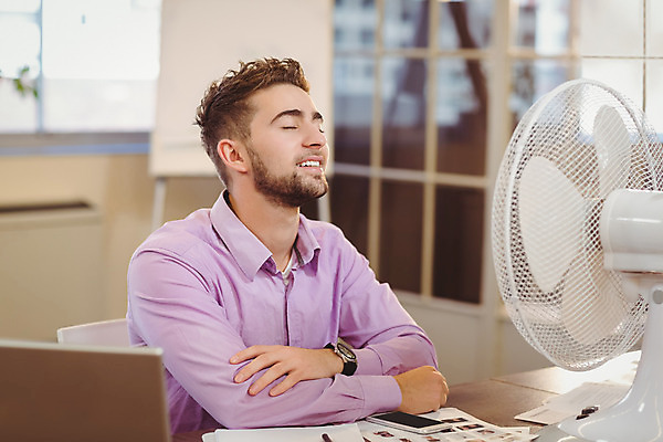 포토 JPG 해외이미지 백인 직업 남자 행복 회사 비즈니스 휴식 수염 실내 한명 사람 앉기 20대 노트북 컴퓨터 턱괴기 비즈니스맨 디자이너 문서 해외202004 해외포토 서양인 1 감정 컨셉 모션 청년 내부 전자제품 직장인 파일형식