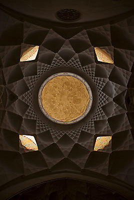 포토 JPG 해외이미지 종교 여행 건축양식 휴가 미술 사람없음 장식 여행객 화려 중앙 이슬람교 묘사 천장 기하학 동쪽 이란 해외202004 해외포토 건축 컨셉 무늬 중동 문화예술 사람 방향 파일형식