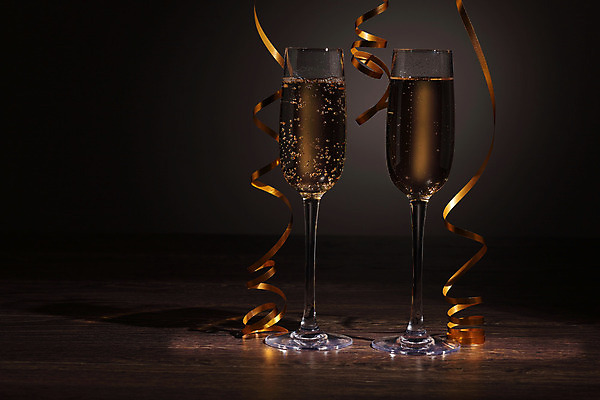 포토 JPG 해외이미지 디자인 기념일 행복 리본 음료 백그라운드 크리스마스 겨울 검은배경 새로움 기념 선물 사랑 사람없음 빛 상자 파티 축제 낭만 축하 알코올 샴페인 샴페인잔 해외202004 해외포토 계절 감정 컨셉 술잔 주류 이벤트 검은색 파일형식