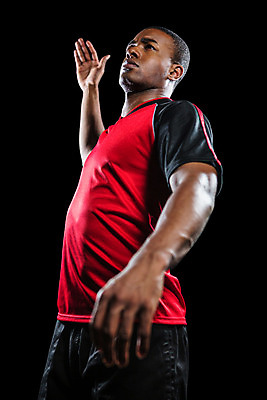 포토 JPG 해외이미지 라이프스타일 응시 남자 스포츠 포즈 검은배경 한명 상반신 20대 성인 옆모습 운동복 운동 배구 배구선수 성인남자한명만 해외202004 해외포토 1 시선 옷 뷰포인트 백그라운드 운동선수 건강 사람 청년 생활 구기 검은색 남자한명만 성인남자만 파일형식