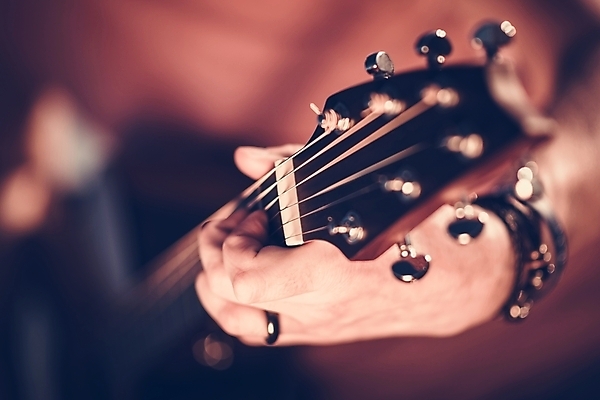 포토 JPG 해외이미지 손 교육 줄 음악 노래 손가락 놀이 관리 사람없음 가로 소리 콘서트 연주자 음악가 가수 기구 기타 시골 클래식 기타리스트 뮤지컬 실행 팝 해외202004 해외포토 직업 컨셉 현악기 문화예술 신체부위 공연 파일형식