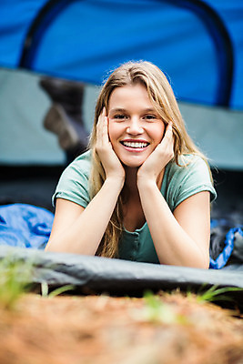 포토 JPG 해외이미지 백인 라이프스타일 여자 행복 자연 휴가 텐트 한명 미소 20대 성인 야외 캠핑 자유 시골 숲 캠핑장 성인여자한명만 성인만 해외202004 해외포토 서양인 1 감정 컨셉 레저 표정 캠핑도구 사람 청년 생활 생태계 여자한명만 성인여자만 파일형식