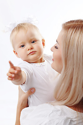 포토 JPG 해외이미지 백인 여자 딸 행복 가족 안기 모녀 엄마 건강 사랑 미소 사람 상반신 성인 두명 앞모습 뒷모습 금발 육아 가리킴 아기 흰배경 돌봄 여자만 해외202004 해외포토 서양인 헤어스타일 감정 뷰포인트 백그라운드 관계 모션 표정 손짓 흰색 파일형식