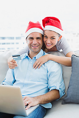 포토 JPG 해외이미지 백인 라이프스타일 커플 응시 여자 남자 행복 크리스마스 거실 산타모자 가정 함께함 실내 사랑 20대 성인 두명 30대 노트북 쇼핑 소파 축제 축하 신용카드 온라인 전자상거래 체크카드 성인만 해외202004 해외포토 서양인 모자_잡화 시선 기념일 감정 컨셉 의자 관계 사람 청년 내부 생활 장년 금융 전자제품 파일형식