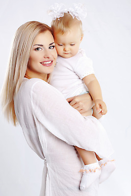 포토 JPG 해외이미지 전신 백인 응시 여자 딸 행복 가족 안기 엄마 함께함 사랑 사람 상반신 성인 두명 옆모습 금발 육아 아기 흰배경 돌봄 여자만 해외202004 해외포토 서양인 헤어스타일 시선 감정 뷰포인트 백그라운드 컨셉 관계 모션 흰색 파일형식