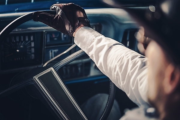 포토 JPG 해외이미지 백인 남자 여행 교통시설 자동차 한명 가로 미국 운전 고속도로 운전사 카우보이 승차 카우보이모자 클래식카 서쪽 자동 텍사스 스타일 해외202004 해외포토 서양인 직업 모자_잡화 1 도로 육상교통 교통 북아메리카 모션 승용차 사람 방향 시설 파일형식