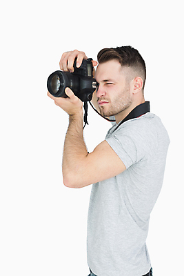 포토 JPG 해외이미지 백인 남자 한명 서기 들기 상반신 20대 성인 취미 옆모습 카메라 사진촬영 잡기 사진사 흰배경 성인남자한명만 해외202004 해외포토 서양인 1 뷰포인트 백그라운드 모션 사람 청년 전자제품 촬영 흰색 작가 남자한명만 성인남자만 파일형식