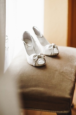 포토 JPG 해외이미지 구두 신발 의자 실내 사람없음 하이힐 소프트포커스 오브젝트 웨딩슈즈 해외202004 해외포토 가구 촬영기법 내부 여성화 결혼소품 파일형식