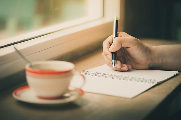 포토 JPG 해외이미지 라이프스타일 손 남자 커피 음료 백그라운드 휴식 신체부위 컵 펜 다이어리 공책 카페 기록 작업 에스프레소 해외202004 해외포토 식기 컨셉 문구용품 사람 생활 필기구 상점 사무용품 파일형식