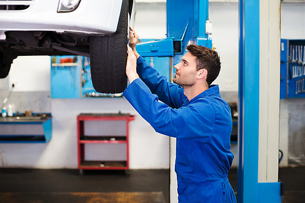 포토 JPG 해외이미지 백인 직업 남자 자동차 노동자 실내 작업복 한명 20대 성인 파란색 바퀴 작업실 기술자 수리 확인 서비스 타이어 정비공 정비소 차고 성인남자한명만 해외202004 해외포토 서양인 1 옷 육상교통 컬러 사람 청년 내부 남자한명만 성인남자만 파일형식