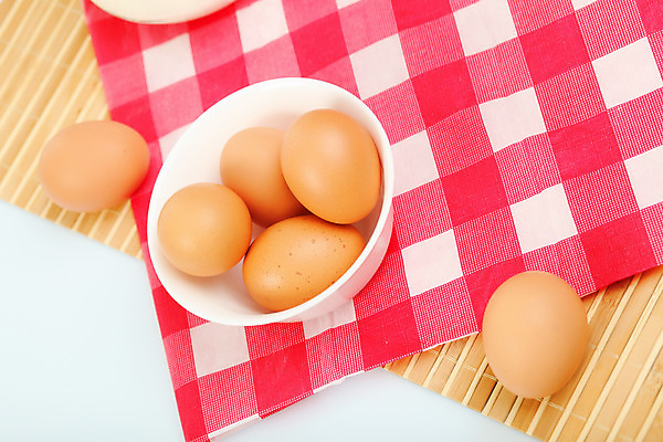 포토 JPG 해외이미지 음식 백그라운드 건강 사람없음 갈색 계란 껍질 흰색 신선 상품 준비 유기농 날것 노른자 내추럴 해외202004 해외포토 웰빙 컬러 알 파일형식