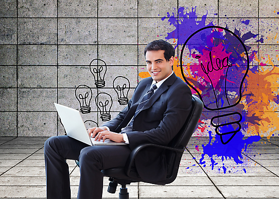 포토 JPG 해외이미지 백인 응시 남자 행복 벽 비즈니스 아이디어 갈색머리 한명 앉기 정장 20대 노트북 디지털 페인트 회색 타이핑 작업 비즈니스맨 우아함 스마트 회전의자 스타일 해외202004 해외포토 서양인 1 헤어스타일 시선 옷 감정 컬러 컨셉 의자 모션 사람 청년 전자제품 직장인 파일형식