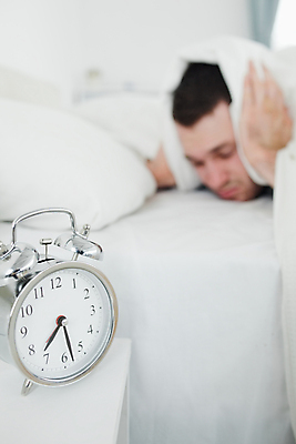 포토 JPG 해외이미지 라이프스타일 시계 베개 아침 휴식 스트레스 주택 피곤 한명 일상 눕기 머리 소리 침실 분노 짜증 침대 시간 잠 시끄러움 시트 불만 해외202004 해외포토 주간 1 감정 가구 컨셉 침구 모션 사람 건물 라이프 생활 신체부위 파일형식