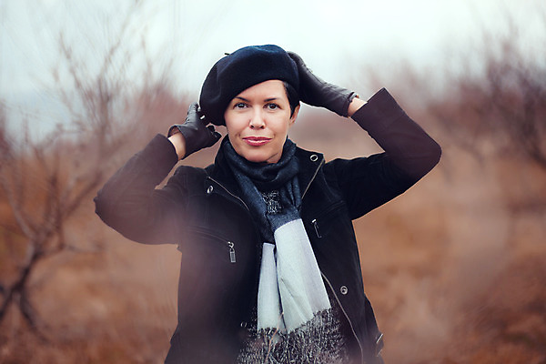 포토 JPG 해외이미지 백인 모델 모자 라이프스타일 응시 공원 여자 겨울 자연 날씨 한명 사람 풍경 성인 야외 유행 걷기 검은색 추위 자유 코트 가을 우아함 숲 장면 스타일 성인여자한명만 해외202004 해외포토 서양인 1 시선 잡화 계절 공공시설 컬러 컨셉 모션 생활 외투 생태계 여자한명만 성인여자만 파일형식