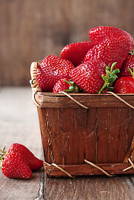 포토 JPG 해외이미지 과일 딸기 사람없음 바구니 가득함 담기 과일바구니 해외202004 해외포토 모션 파일형식