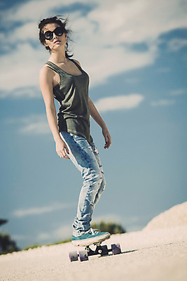 포토 JPG 해외이미지 백인 라이프스타일 여자 스포츠 거리 갈색머리 한명 사람 20대 성인 야외 선글라스 도시 스케이트보드 스케이터 성인여자한명만 해외202004 해외포토 서양인 1 헤어스타일 안경 운동선수 청년 생활 보드_스포츠 여자한명만 성인여자만 파일형식