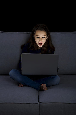 포토 JPG 해외이미지 백인 1 교육 행복 어린이 인터넷 주택 한명 앉기 노트북 빛 스터디 컴퓨터 소파 흰색 표현 달콤 야간 무선전화기 손목시계 영화 중독 걸음마 고립 해외202004 해외포토 자연요소 서양인 감정 시계 컬러 의자 장신구 모션 문화예술 사람 건물 전자제품 학습 맛 전화기 파일형식