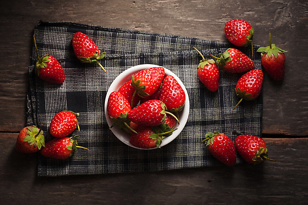 포토 JPG 해외이미지 디자인 열매 음식 백그라운드 과일 재료 탁자 딸기 아침 건강 요리 사람없음 목재 빨간색 농작물 농장 수확 시골 신선 달콤 맛 상쾌 유기농 복고 날것 내추럴 건포도 마멀레이드 숙성 입가심 짠맛 채식주의자 스타일 세련 맛있는 해외202004 해외포토 주간 나무 식물 웰빙 감정 컬러 가구 컨셉 농업 포도 잼 채식 건과일 파일형식