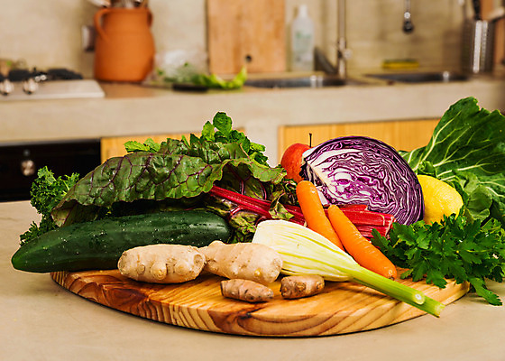 포토 JPG 해외이미지 라이프스타일 음식 잎 다이어트 채소 과일 탁자 오이 건강 사람없음 초록색 주방 에너지 신선 사과 먹기 유기농 양배추 날것 시금치 비타민 생강 내추럴 비트 채식주의자 케일 강황 디톡스 비건 해외202004 해외포토 식물 웰빙 컬러 가구 식재료 모션 생활 채식 영양소 파일형식