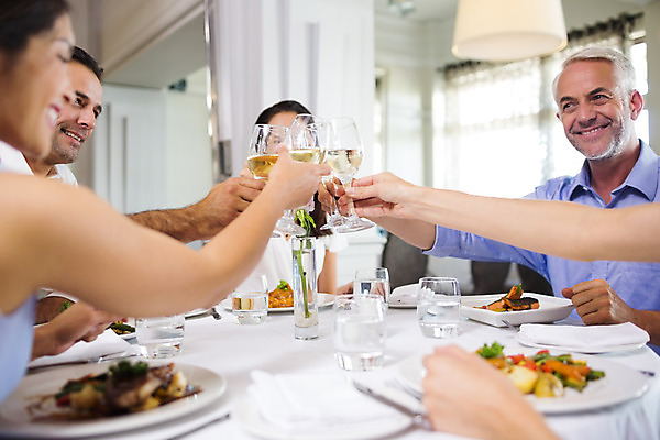 포토 JPG 해외이미지 백인 여자 남자 행복 음료 음식 40대 중년 50대 와인잔 유리 탁자 직장 함께함 실내 동양인 여러명 20대 성인 30대 사무실 와인 식사 축하 알코올 직장인 비즈니스맨 비즈니스우먼 고급 우아함 화이트와인 동료 직원 축배 해외202004 해외포토 서양인 직업 감정 가구 다수 컨셉 술잔 회사 비즈니스 관계 재질 주류 사람 인종 청년 내부 장년 파일형식