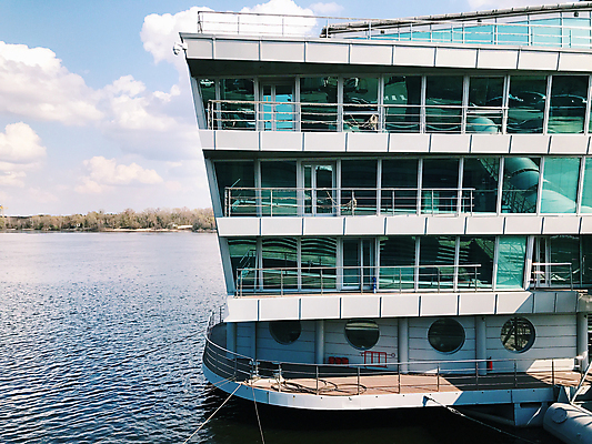 포토 JPG 해외이미지 바다 여행 백그라운드 오렌지 창문 교통시설 하늘 휴가 항해 안전 사람없음 물 파란색 여행객 항구 식당 흰색 반지 도시 보트 구출 보호 크루즈 범선 승객 포트 부표 보험 수평선 해외202004 해외포토 자연요소 컬러 교통 컨셉 배_교통 과일 장신구 사람 상점 도움 시설 파일형식