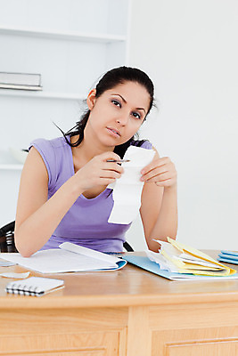 포토 JPG 해외이미지 백인 손 여자 종이 비즈니스 탁자 실내 한명 앉기 20대 성인 금융 노트북 사무실 펜 방 계산기 기록 업무 계산 책상 결제 회계 계산서 경영 고립 세금 해외202004 해외포토 서양인 1 가구 모션 문구용품 사람 청년 내부 신체부위 경제 전자제품 필기구 장비 작업 파일형식