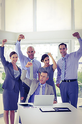 포토 JPG 해외이미지 백인 여자 남자 행복 40대 중년 50대 비즈니스 응원 성공 사람 여러명 20대 성인 30대 노트북 컴퓨터 직장인 비즈니스맨 비즈니스우먼 책상 동료 직원 흥분 필승 해외202004 해외포토 서양인 직업 감정 가구 다수 컨셉 관계 청년 장년 전자제품 우승 파일형식