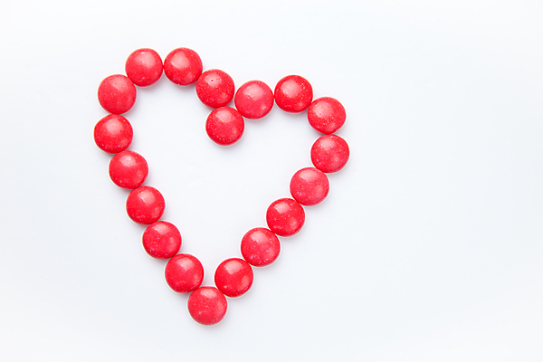 포토 JPG 해외이미지 상상 사람없음 빨간색 컬러풀 과자 초콜릿 하트 원형 달콤 흰배경 카피스페이스 해외202004 해외포토 모양 도형 컬러 백그라운드 디저트 공백 흰색 맛 파일형식