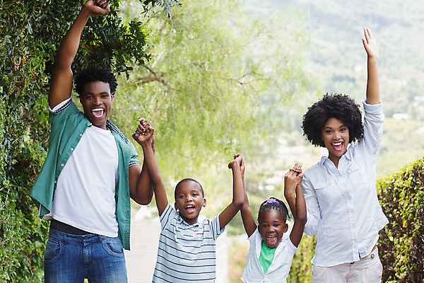 포토 JPG 해외이미지 라이프스타일 커플 여자 남자 딸 행복 아들 어린이 가정 가족 응원 자연 엄마 주택 사랑 사람 소년 여러명 20대 야외 캐주얼 초록색 부모 정원 손잡기 검은색 에너지 아빠 해외202004 해외포토 옷 감정 컬러 다수 관계 모션 청년 건물 생활 생태계 파일형식