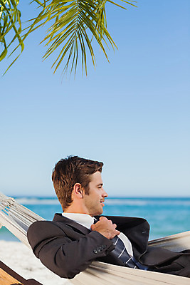 포토 JPG 해외이미지 백인 남자 행복 모래 파도 바다 넥타이 휴가 휴식 한명 사람 정장 20대 성인 야외 평화 맑음 재킷 자유 비즈니스맨 해먹 성인남자한명만 해외202004 해외포토 서양인 1 잡화 옷 감정 컨셉 비즈니스 날씨 청년 외투 침대 직장인 남자한명만 성인남자만 파일형식