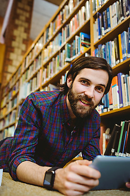 포토 JPG 해외이미지 백인 학생 교육 남자 엎드리기 대학생 생각 학교 책장 실내 한명 20대 책 태블릿 독서 장비 터치 도서관 대학교 터치스크린 고등교육 해외202004 해외포토 서양인 1 가구 모션 사람 청년 내부 전자제품 스마트기기 파일형식