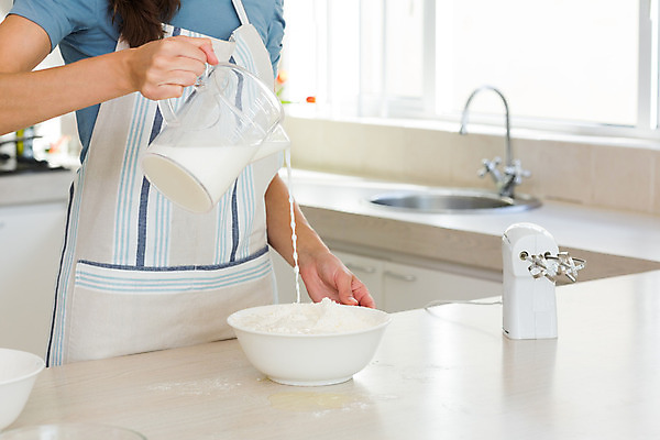 포토 JPG 해외이미지 백인 라이프스타일 여자 음식 재료 가정 실내 관리 요리 한명 서기 성인 30대 주방 앞치마 잡기 사발 혼합 계산대 준비 주부 날것 반죽 만들기 밀가루 핸드메이드 해외202004 해외포토 서양인 1 모션 사람 내부 생활 장년 사기그릇 가루 파일형식