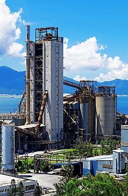 포토 JPG 해외이미지 식물 산업 모래 비즈니스 건축양식 공장 하늘 직장 사람없음 건물 파란색 환경 탑 금속 기계 장비 회색 바위 업무 제조 야간 컨테이너 땅 시설 상업 파이프 탱크 시멘트 수납 무거움 방법 사일로 철강 콘크리트 프로세서 해외202004 해외포토 자연요소 건축물 건축 컬러 회사 공업 재질 돌_바위 작업 무게 파일형식