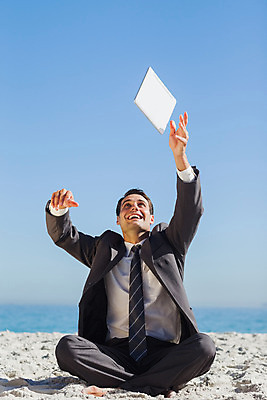 포토 JPG 해외이미지 백인 남자 행복 모래 파도 바다 하늘 성공 넥타이 휴가 한명 사람 앉기 정장 20대 성인 야외 물 태블릿 햇빛 맑음 자유 올려보기 비즈니스맨 던지기 흥분 성인남자한명만 해외202004 해외포토 자연요소 서양인 1 잡화 옷 감정 컨셉 비즈니스 모션 날씨 청년 전자제품 스마트기기 태양 직장인 남자한명만 성인남자만 파일형식