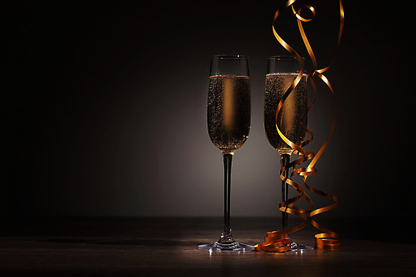 포토 JPG 해외이미지 디자인 기념일 행복 리본 음료 백그라운드 크리스마스 겨울 검은배경 새로움 기념 선물 사랑 사람없음 빛 상자 파티 축제 낭만 축하 알코올 샴페인 샴페인잔 해외202004 해외포토 계절 감정 컨셉 술잔 주류 이벤트 검은색 파일형식